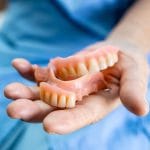 Dentadura frouxa tem solução? Descubra como estabilizar sua prótese e recuperar a qualidade de vida com os especialistas da OdontoGama Vila Matilde.